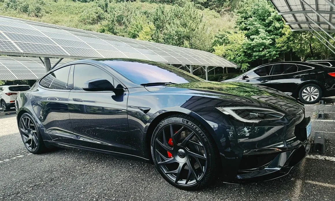 Tesla Model S — фото 1