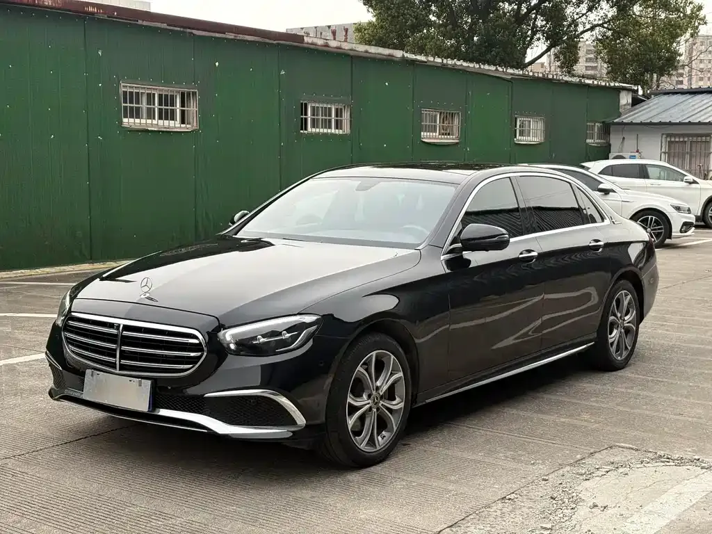 Mercedes-Benz E-Class — фото 1