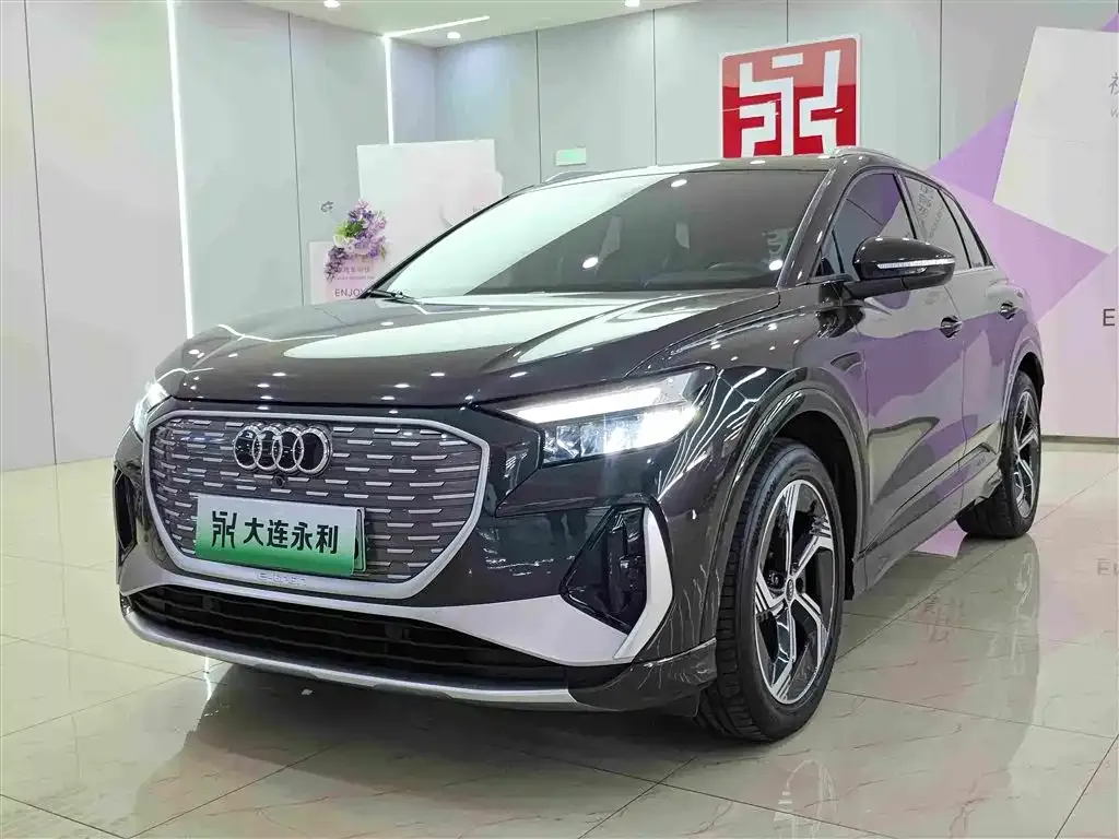 Audi Q4 e-tron — фото 1