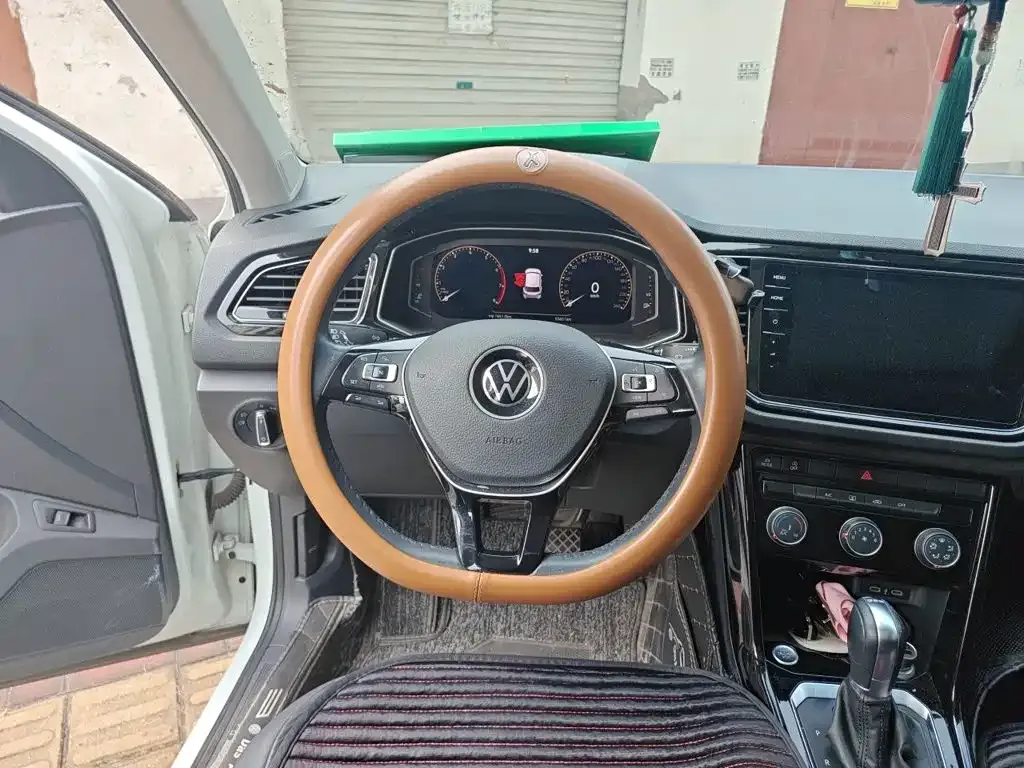 Volkswagen T-Roc — фото 6