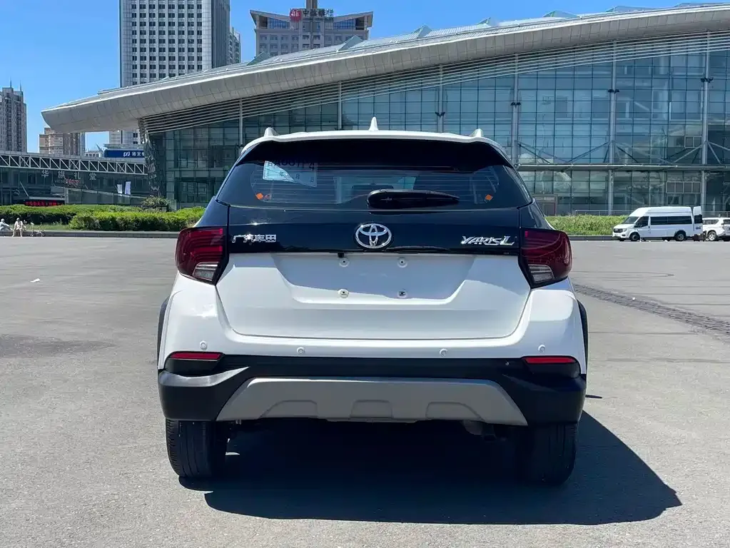 Toyota Yaris L — фото 3