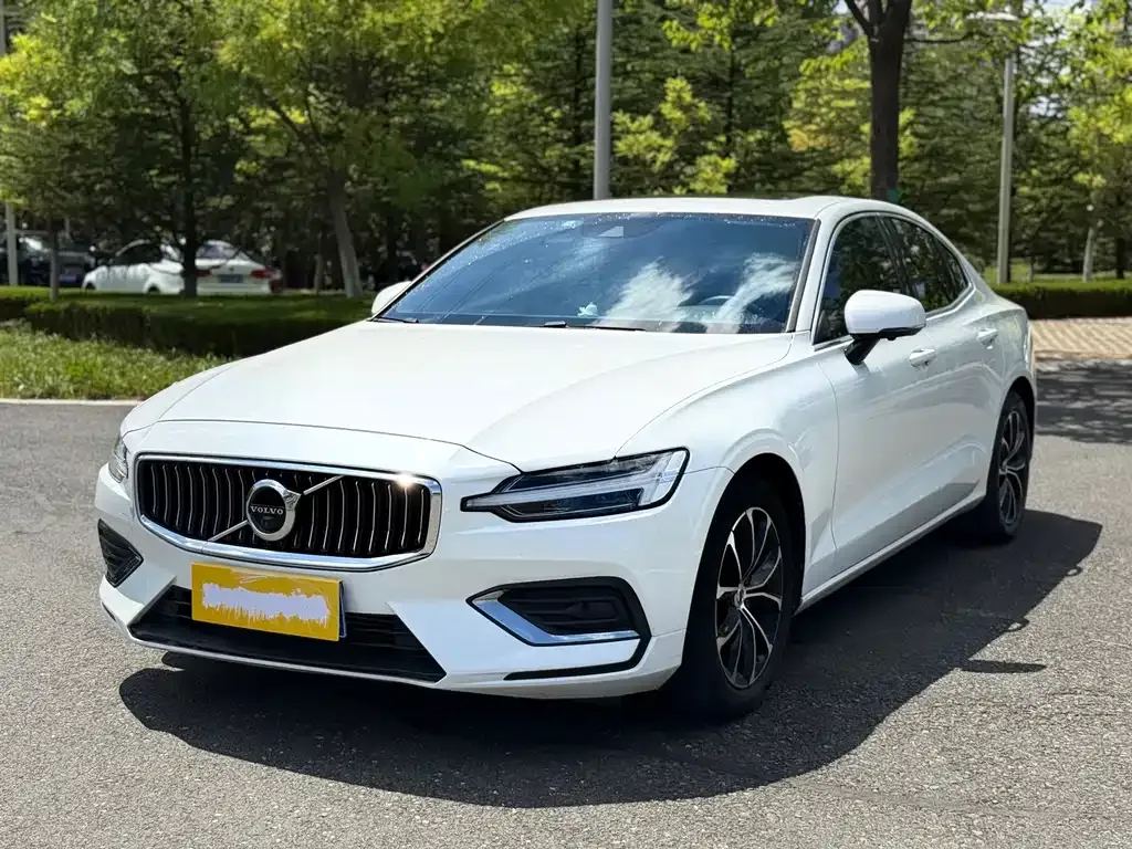 Volvo S60 — фото 1