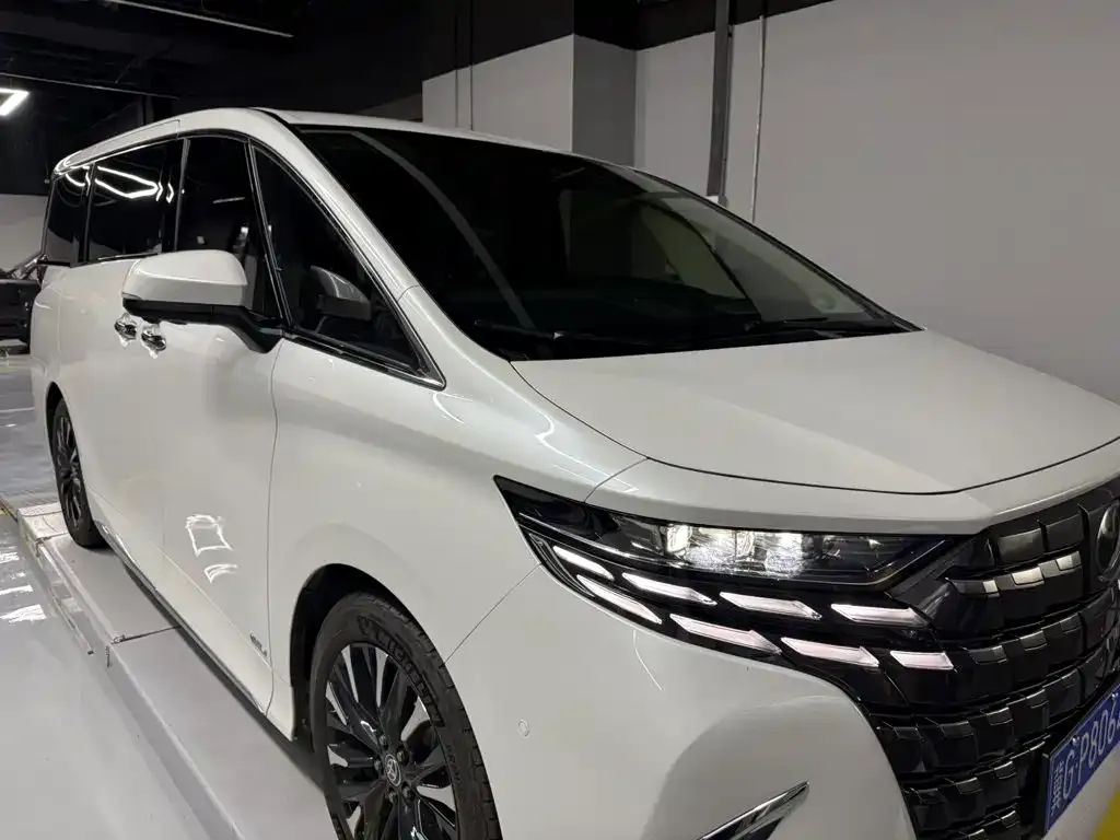 Toyota Alphard — фото 2
