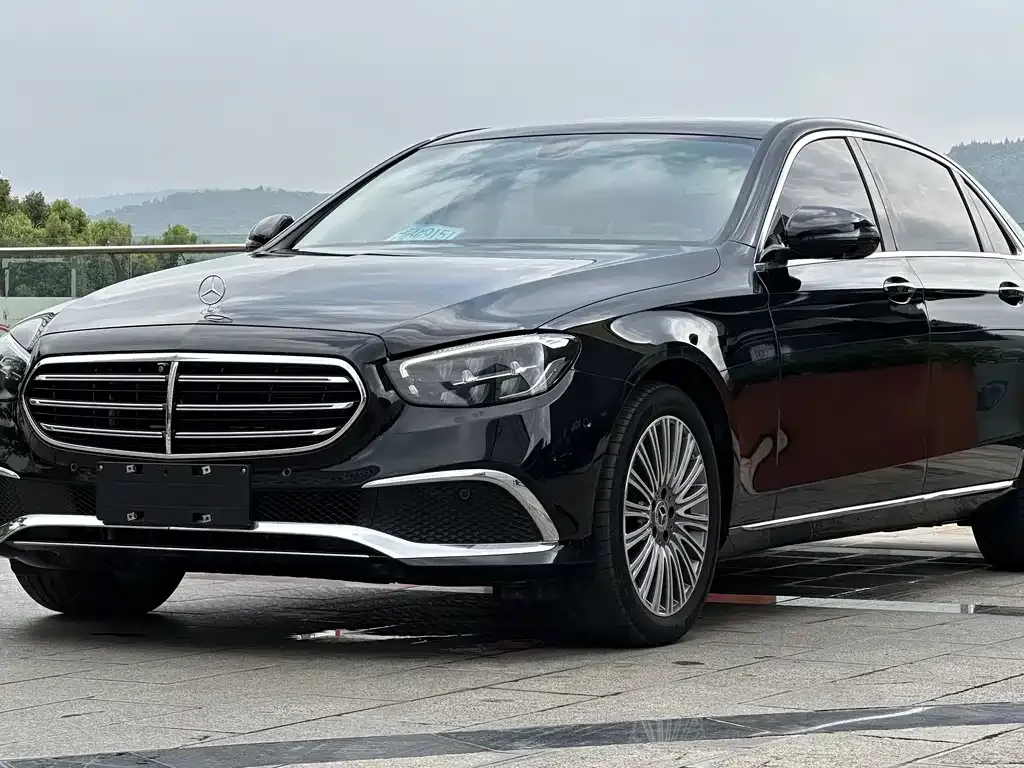 Mercedes-Benz E-Class — фото 1