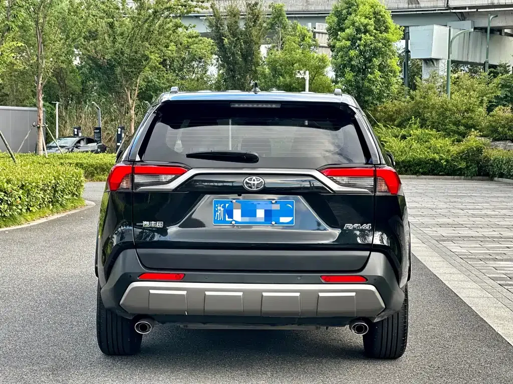 Toyota RAV4 — фото 8