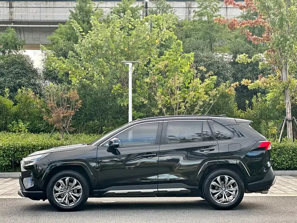 Toyota RAV4 — фото 6
