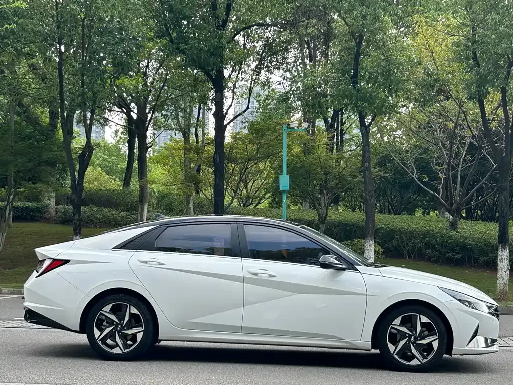 Hyundai Elantra — фото 9