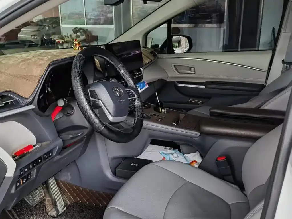 Toyota Granvia — фото 2