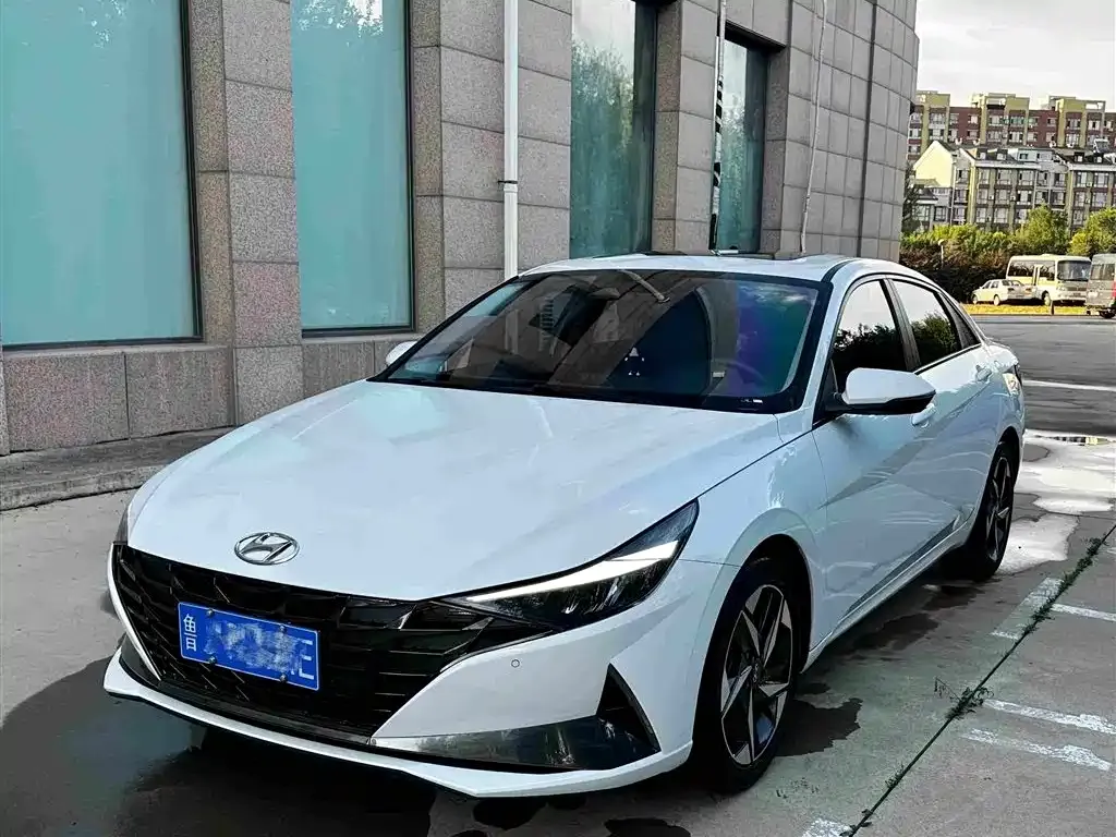 Hyundai Elantra — фото 1