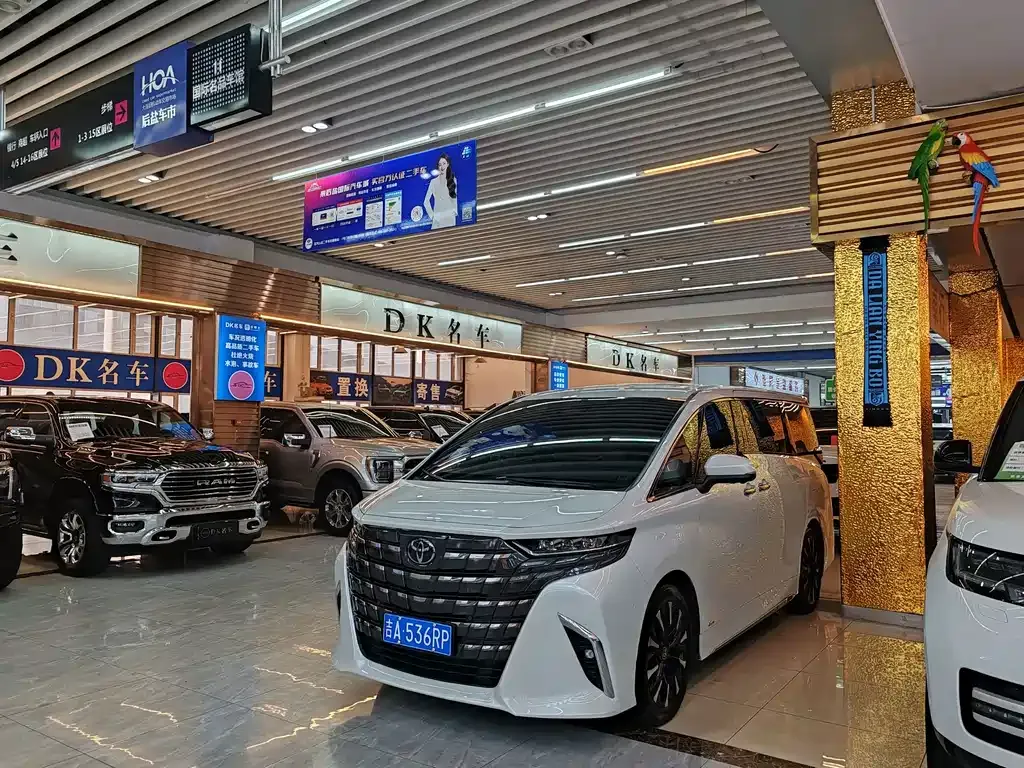 Toyota Alphard — фото 1