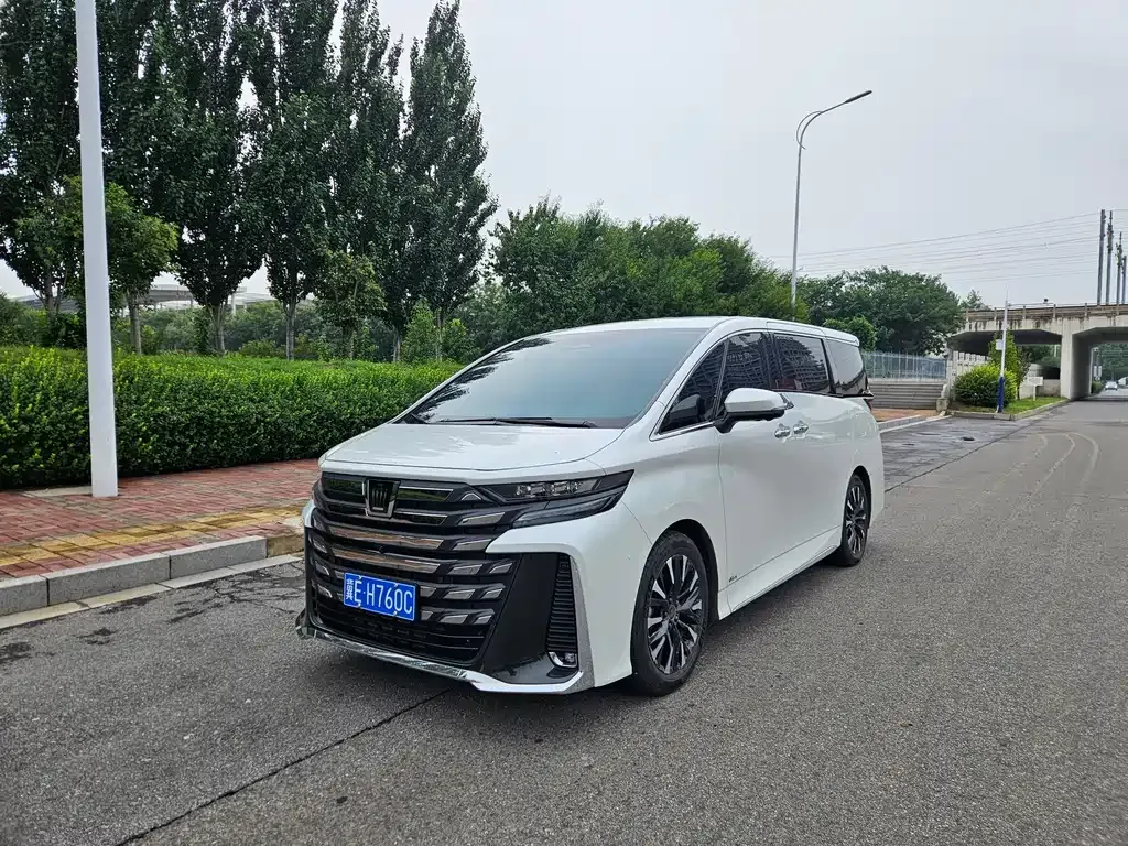 Toyota Vellfire — фото 1