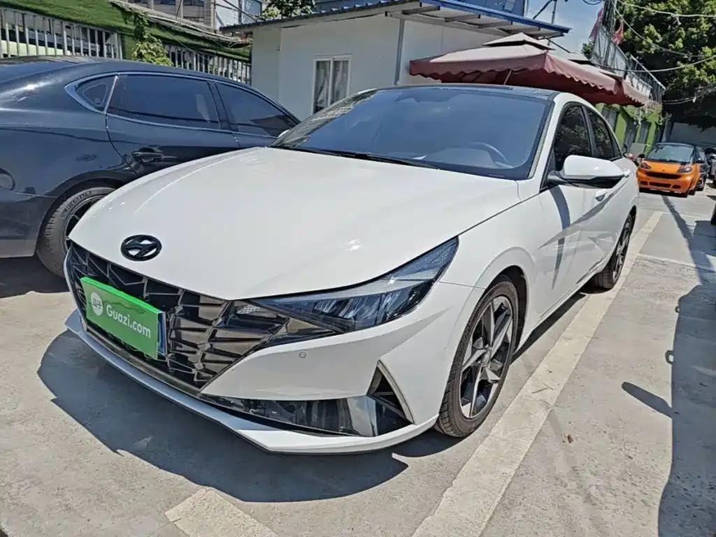 Hyundai Elantra — фото 1