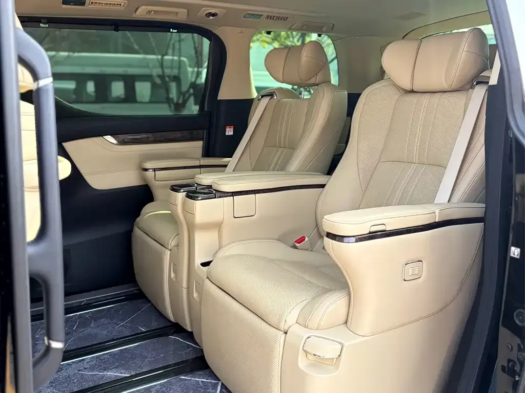 Toyota Alphard — фото 7