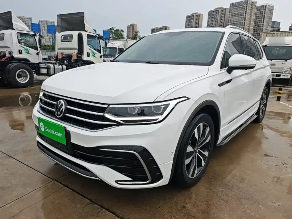 Volkswagen Tiguan L — фото 1