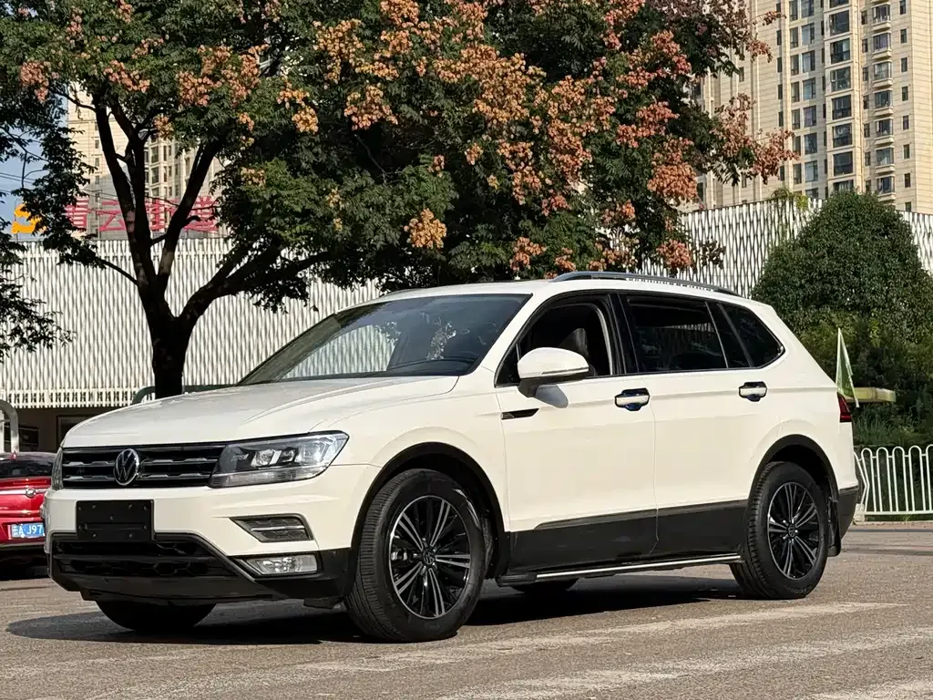 Volkswagen Tiguan L — фото 1