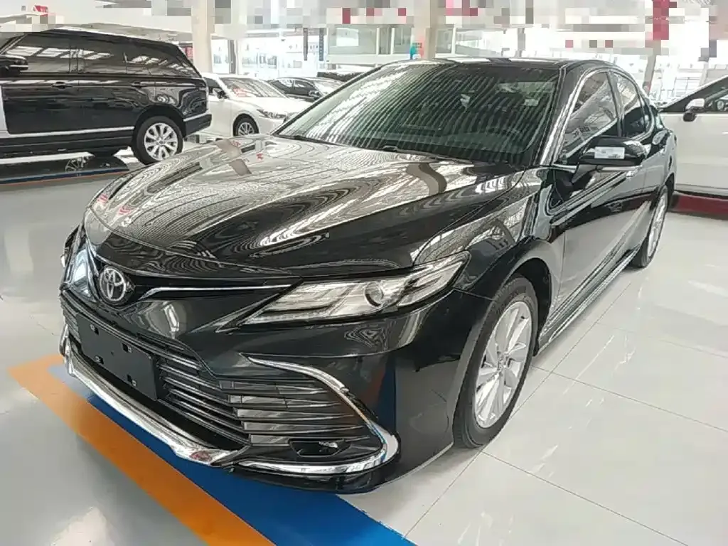 Toyota Camry — фото 1