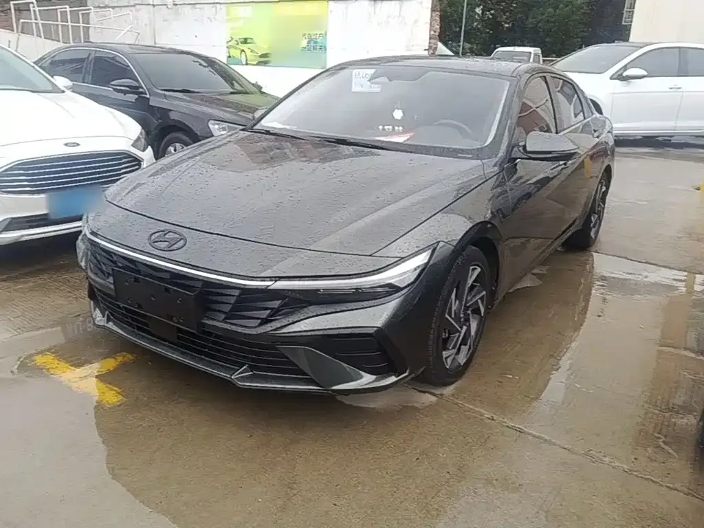 Hyundai Elantra — фото 1