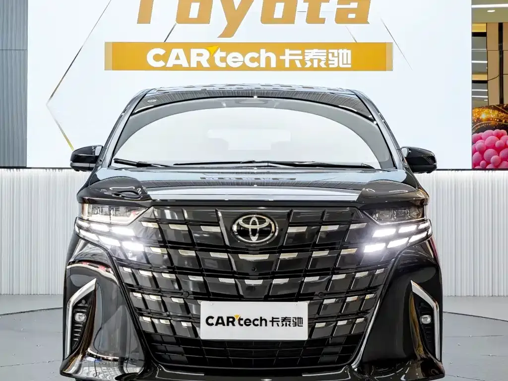 Toyota Alphard — фото 1