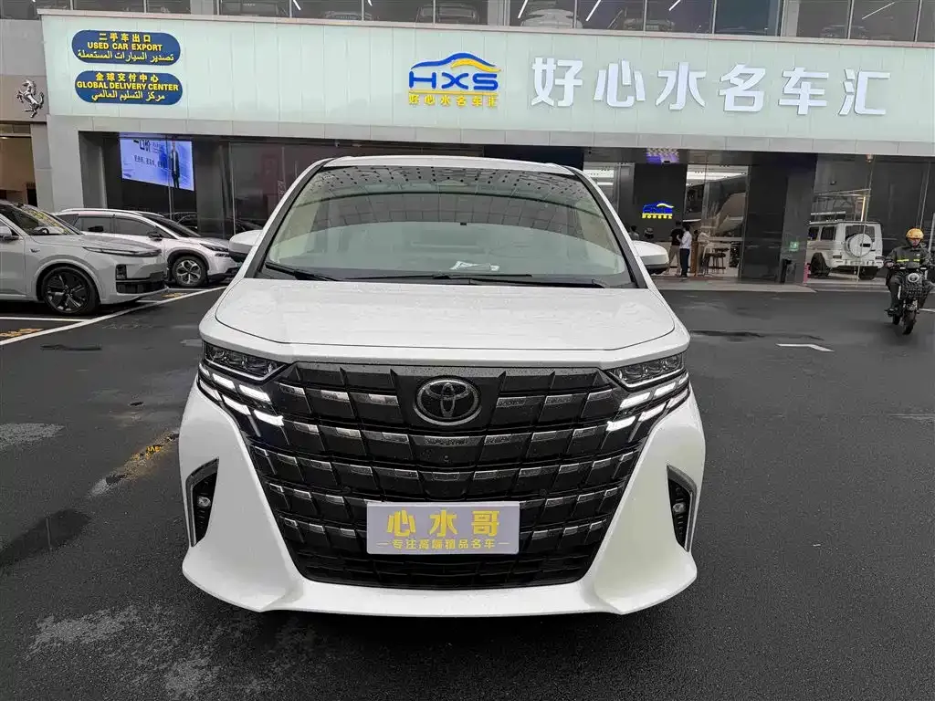 Toyota Alphard — фото 1