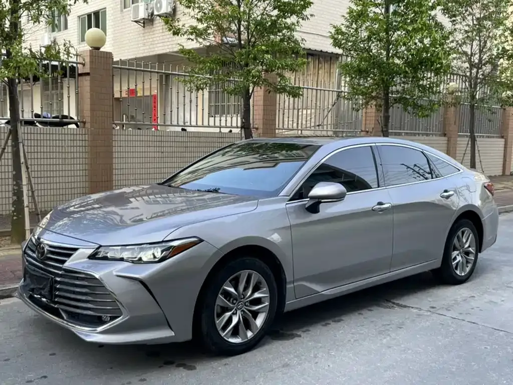Toyota Avalon — фото 1