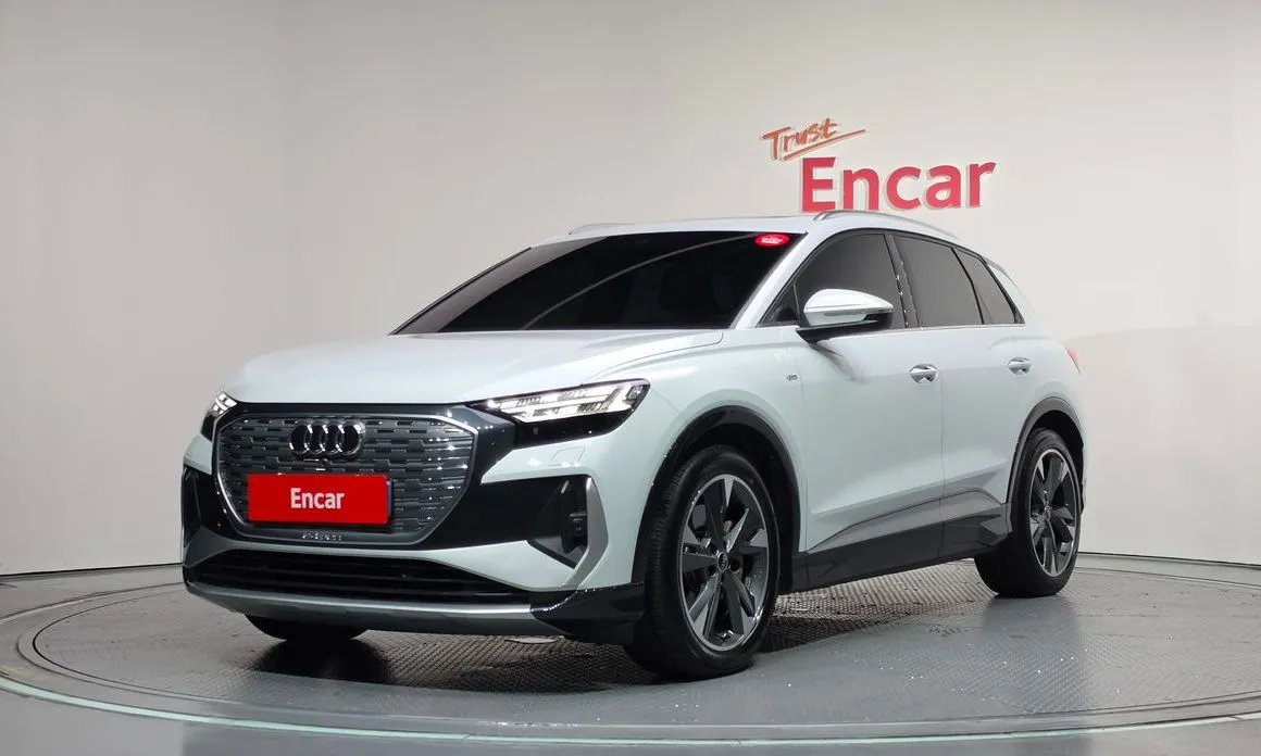 Audi Q4 e-tron — фото 1