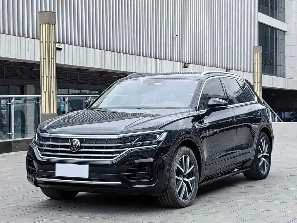 Volkswagen Touareg — фото 1