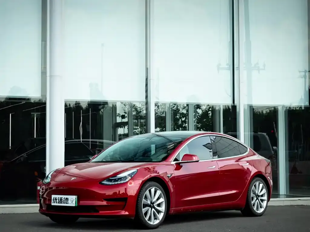 Tesla Model 3 — фото 1