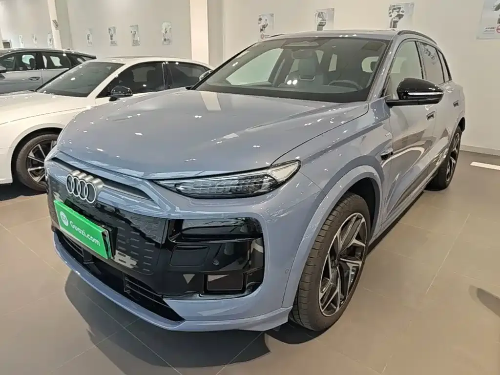 Audi Q6L e-tron — фото 1