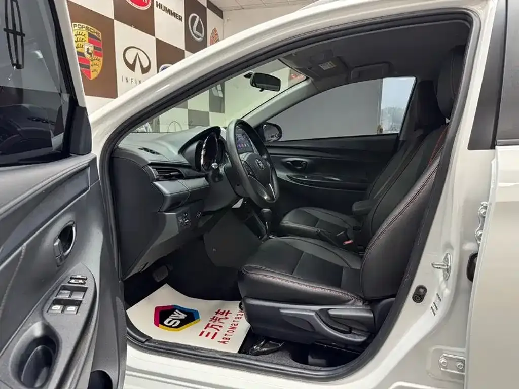 Toyota Yaris L — фото 9