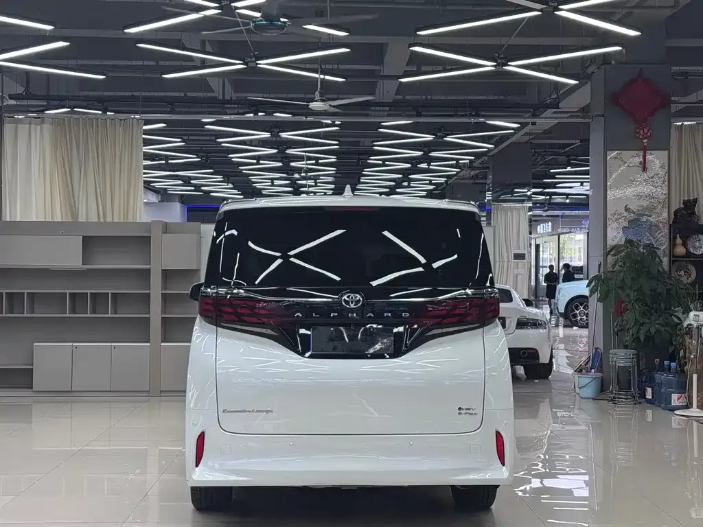 Toyota Alphard — фото 8