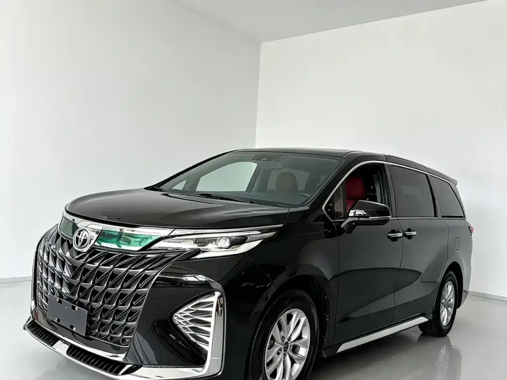 Toyota Granvia — фото 1