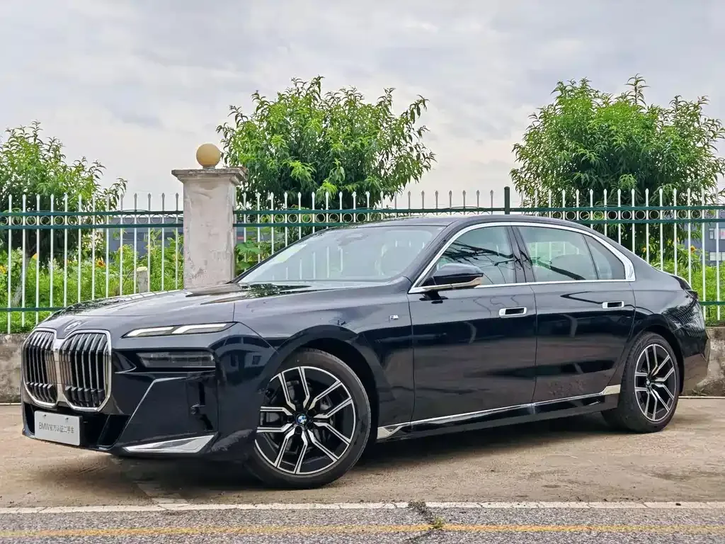 BMW 7 Series — фото 1