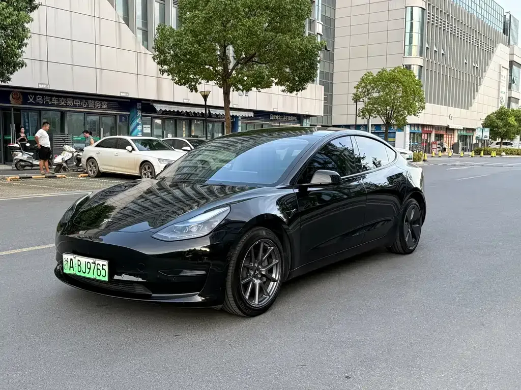Tesla Model 3 — фото 1