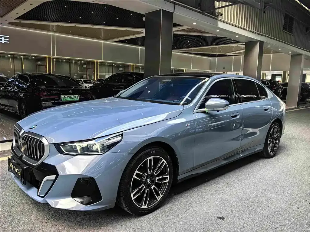 BMW 5 Series — фото 1
