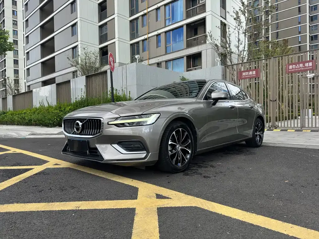 Volvo S60 — фото 1