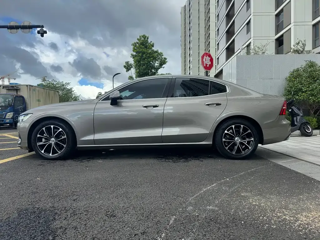 Volvo S60 — фото 10