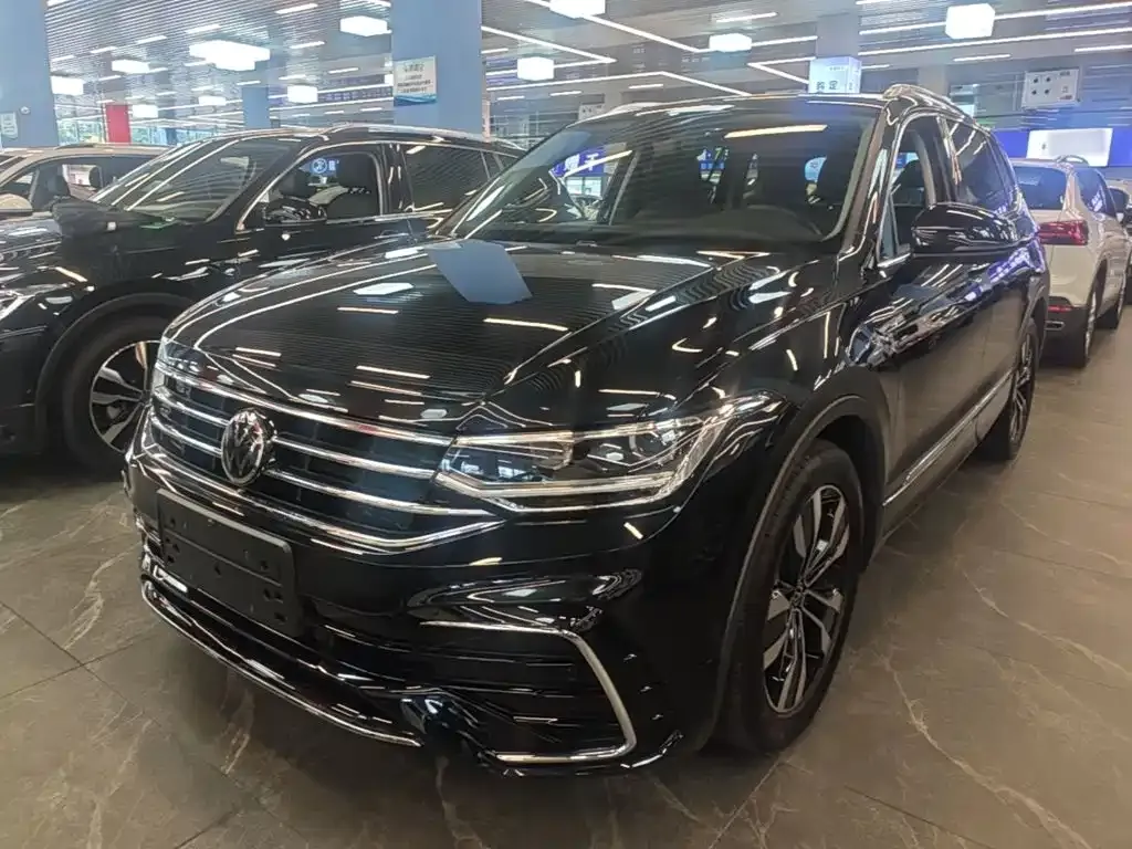 Volkswagen Tiguan L — фото 1