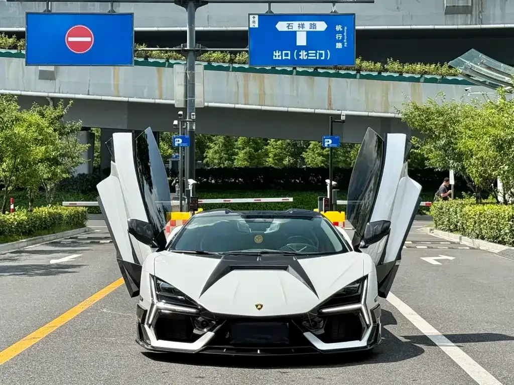 Lamborghini Revuelto — фото 1