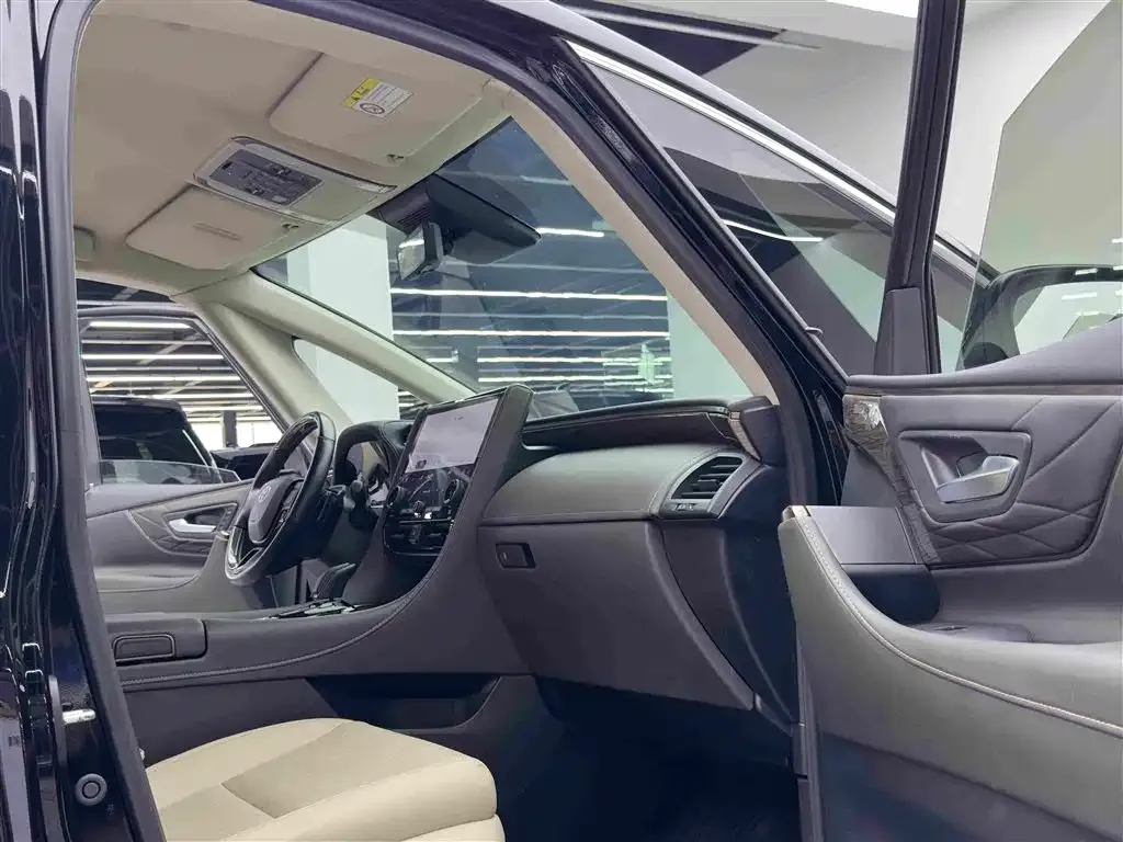 Toyota Alphard — фото 3
