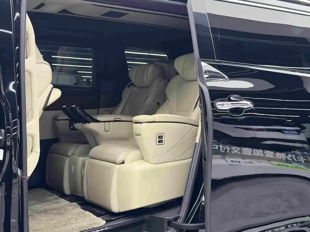 Toyota Alphard — фото 9