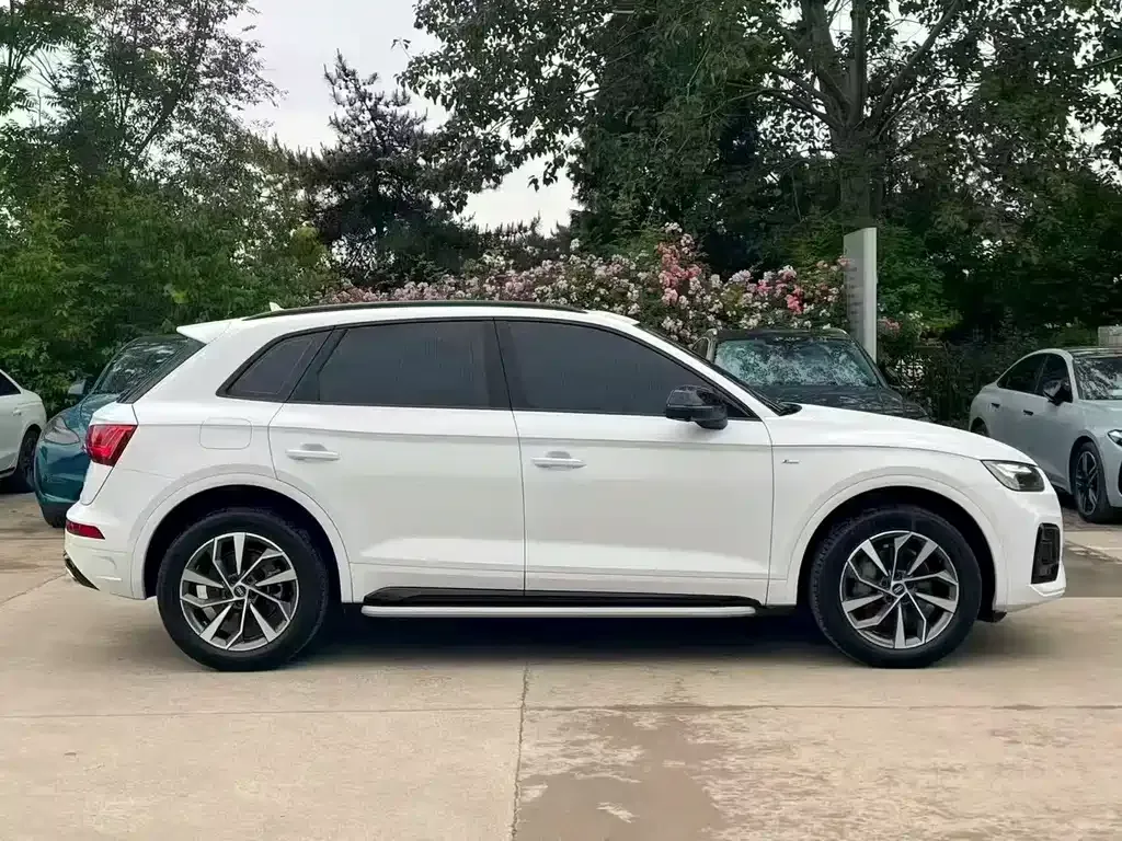Audi Q5L — фото 10