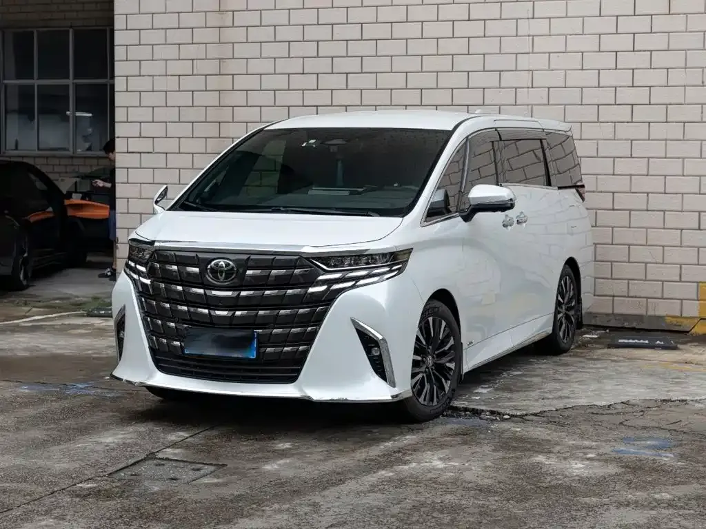 Toyota Alphard — фото 1