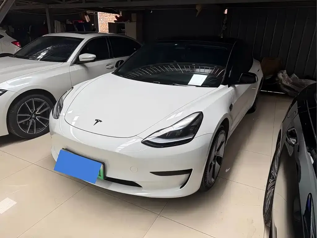 Tesla Model 3 — фото 1