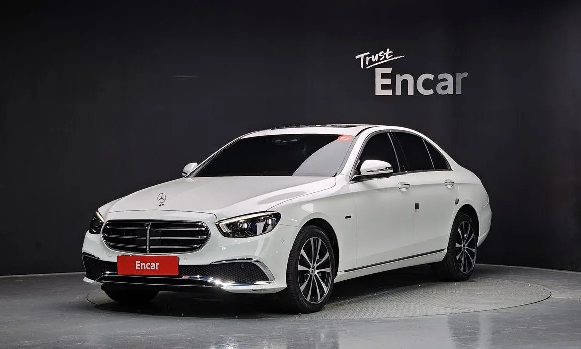 Mercedes-Benz E-Class — фото 1