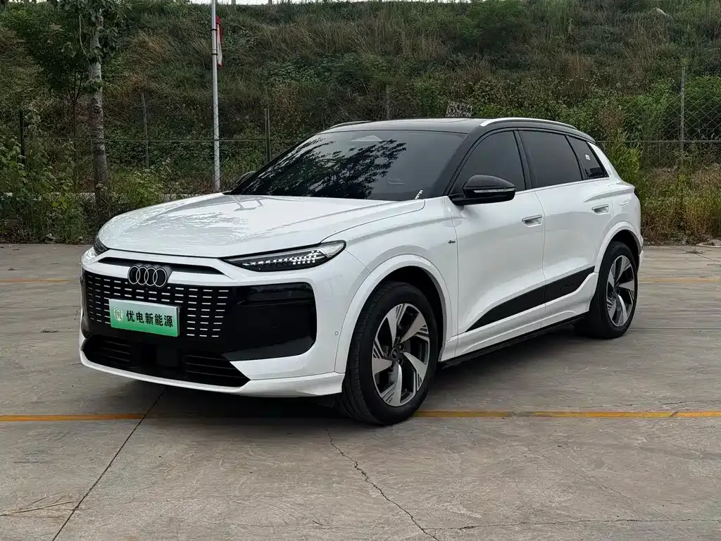 Audi Q6L e-tron — фото 1