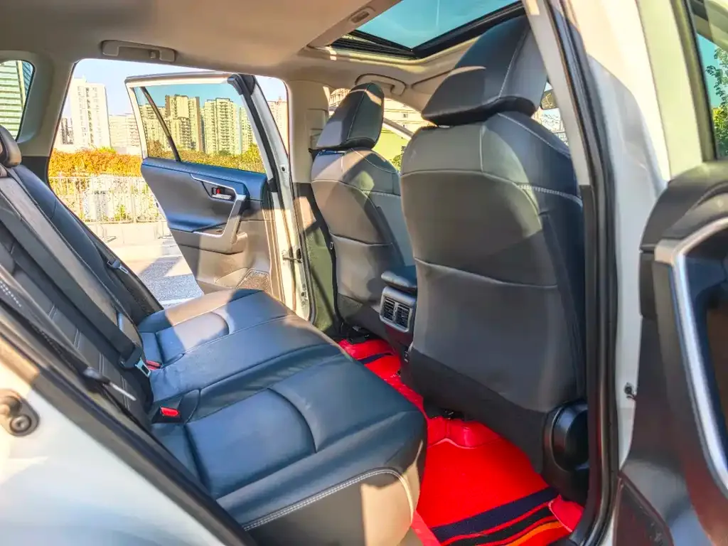 Toyota RAV4 — фото 4