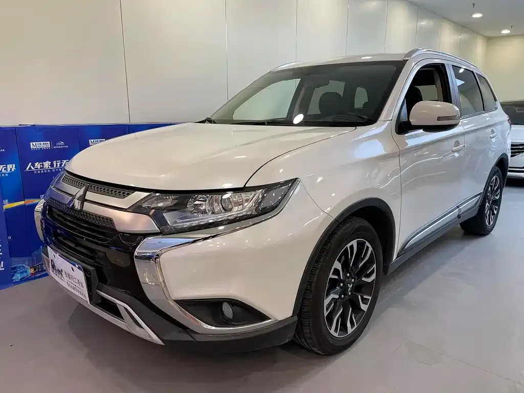 Mitsubishi Outlander — фото 1