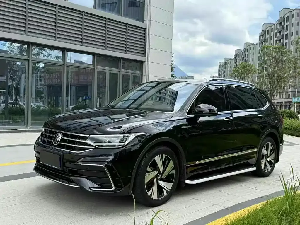 Volkswagen Tiguan L — фото 1