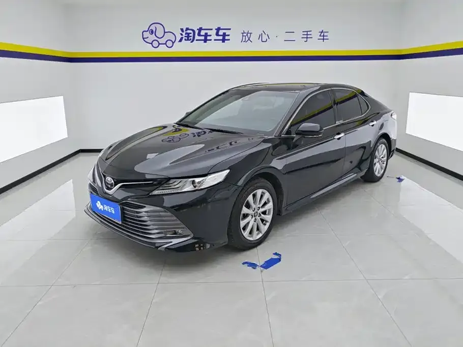 Toyota Camry — фото 1