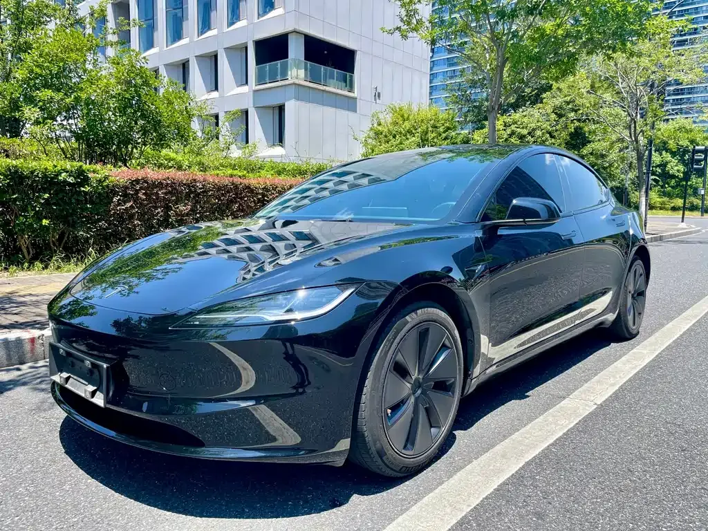 Tesla Model 3 — фото 1